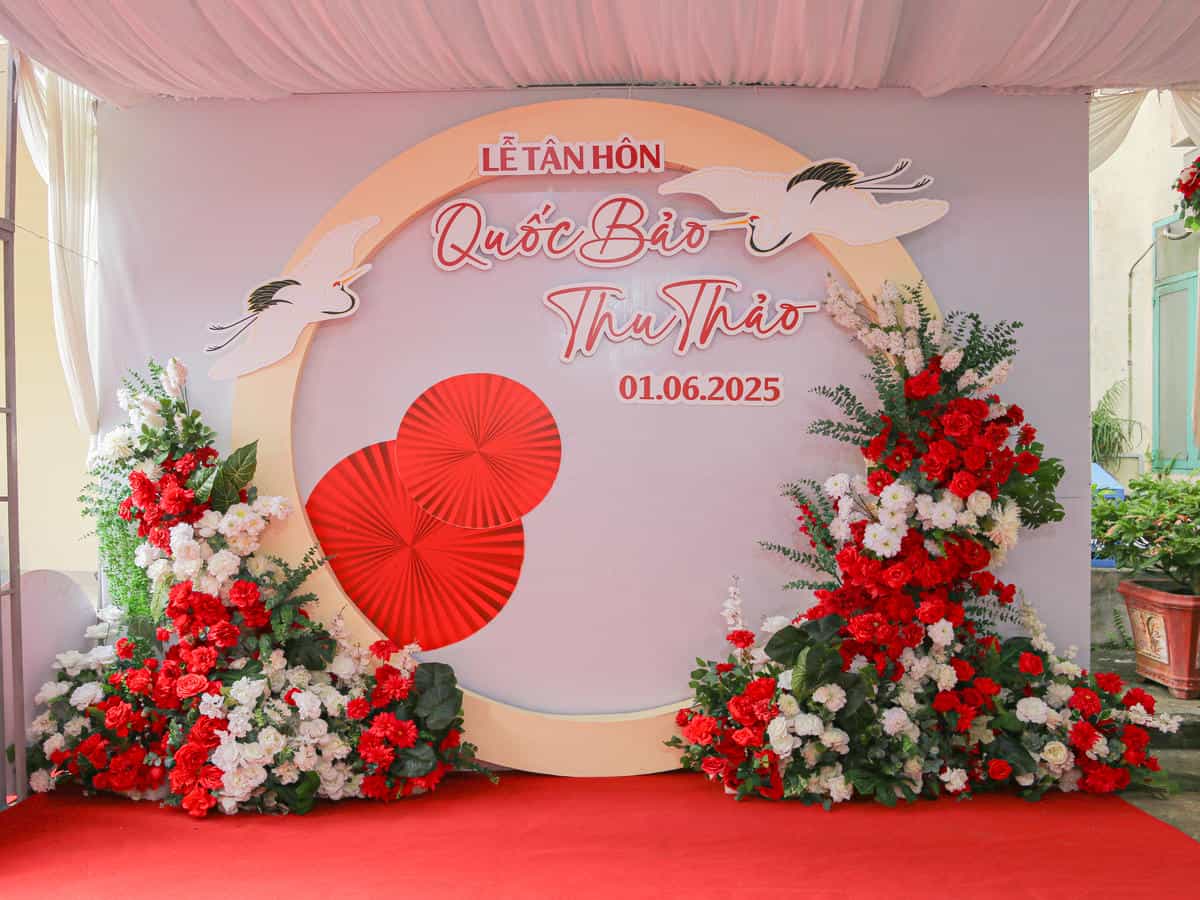 cuoi-hoi-dang-khoa-backdrop-cuoi-le-tan-hon-tone-do-03