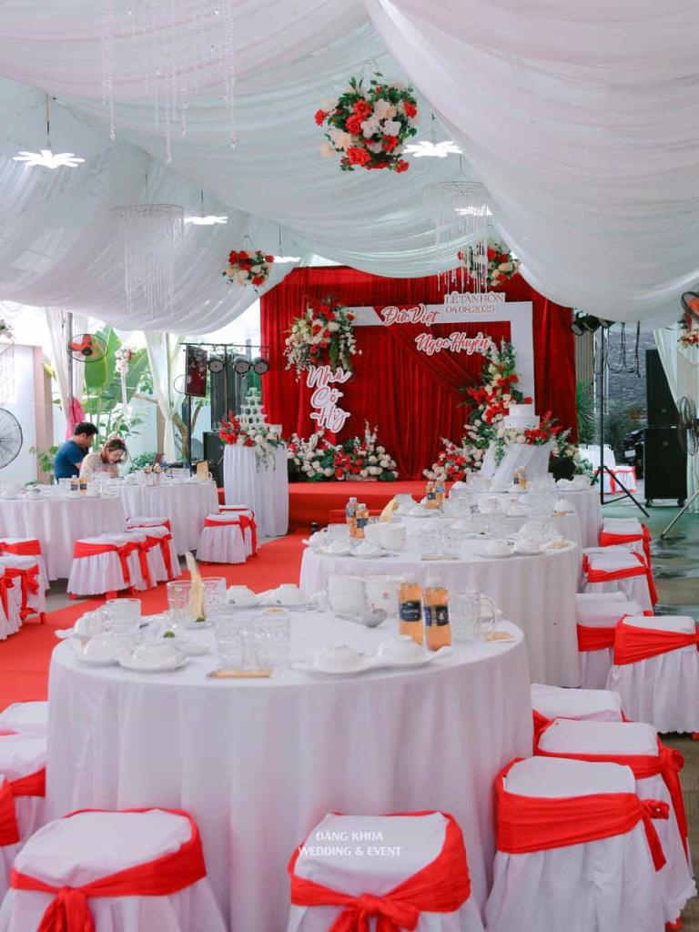 cuoi-hoi-dang-khoa-ghe-nhua-phu-vai-trang-no-do-ban-inox