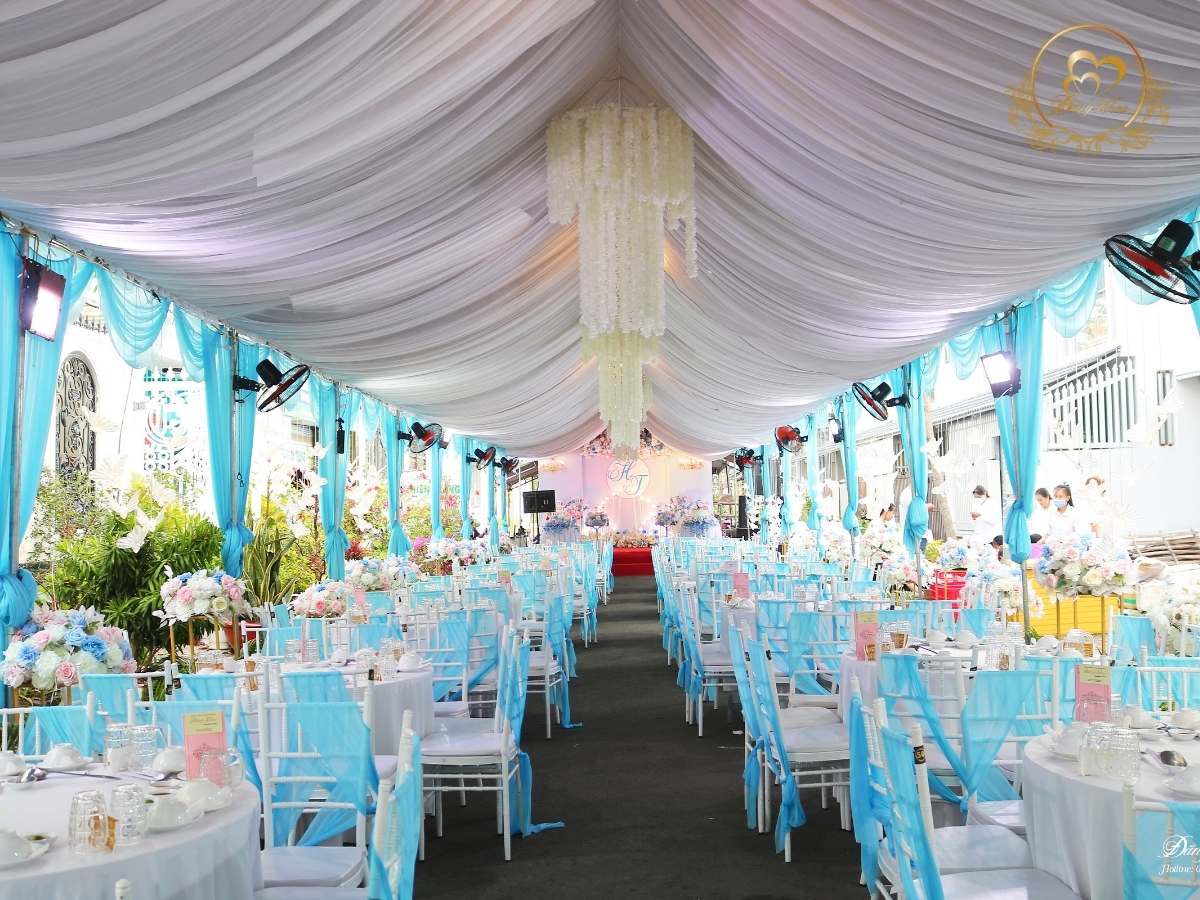 cuoi-hoi-dang-khoa-khong-gian-ben-trong-ban-inox-ghe-tiffany-buoc-no-xanh-duong-02