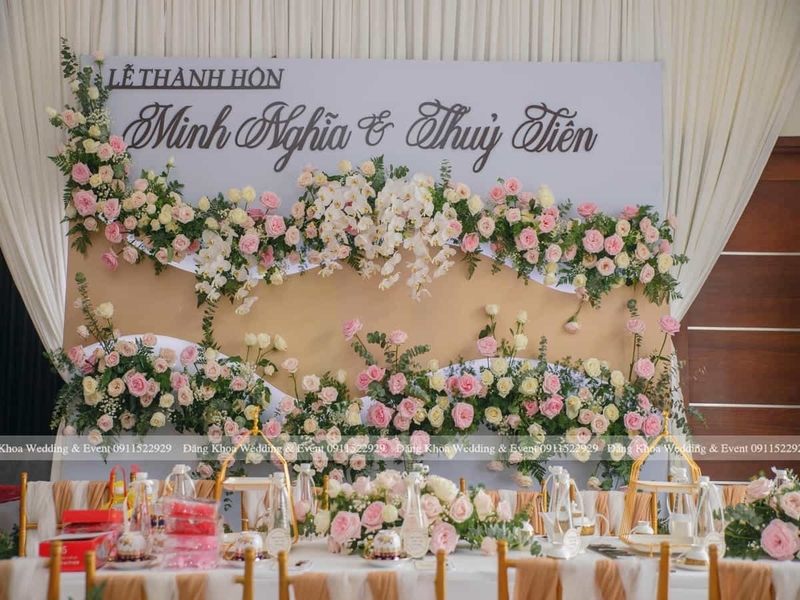 Backdrop Lễ Thành Hôn Minh Nghĩa & Thủy Tiên tone hồng pastel gỗ Rustic.