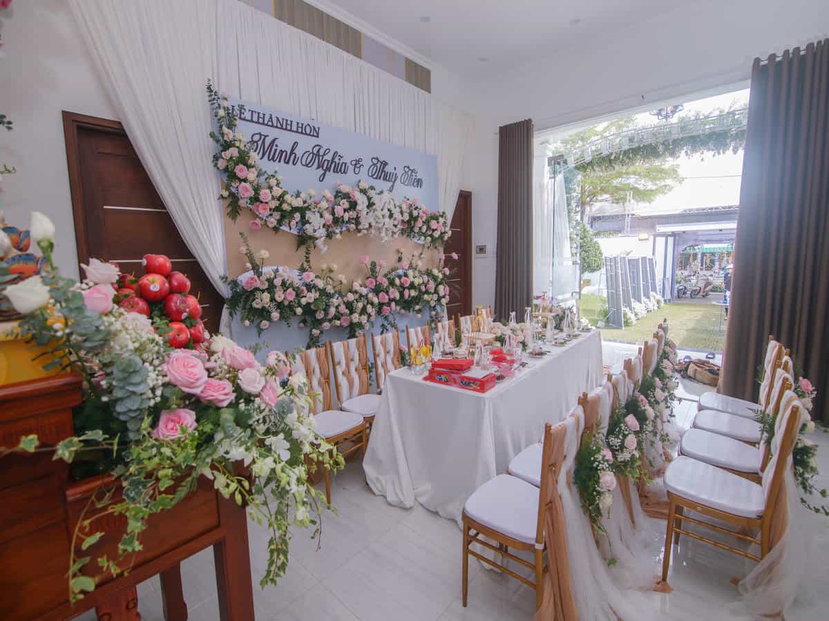 Không gian gia tiên Lễ Thành Hôn tone hồng pastel của Minh Nghĩa & Thủy Tiên.