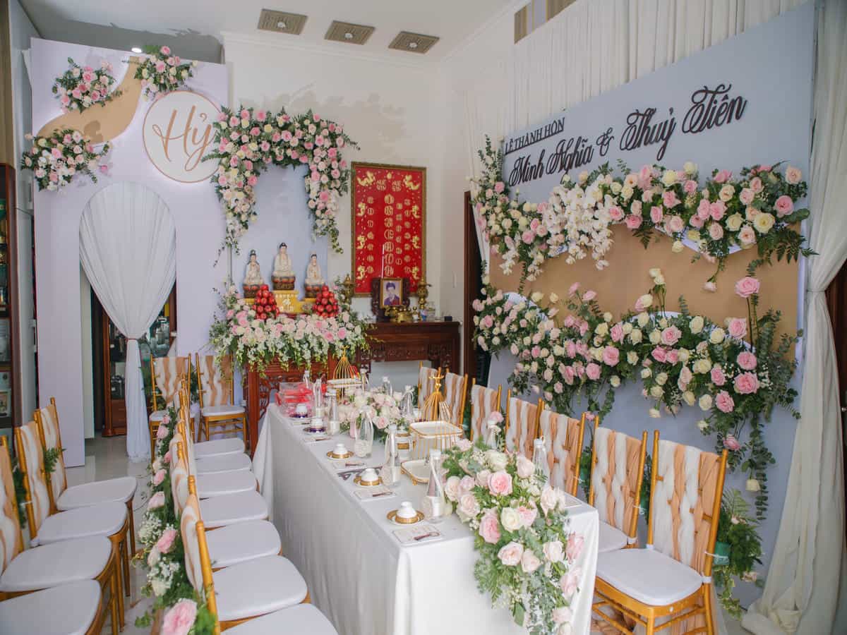 Trang trí gia tiên tone hồng pastel kết hoa lụa cao cấp.