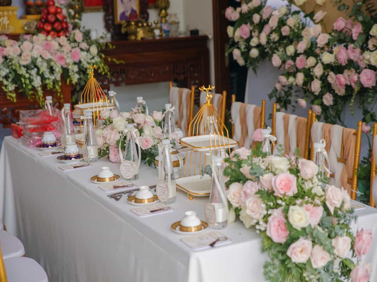 Chi tiết decor bàn 2 họ: Hoa tươi thả bình lồng chim gold.
