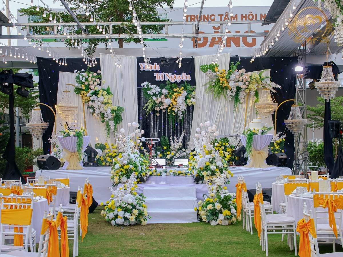 Sân khấu tiệc cưới tone vàng trắng & đèn chùm pha lê Luxury.
