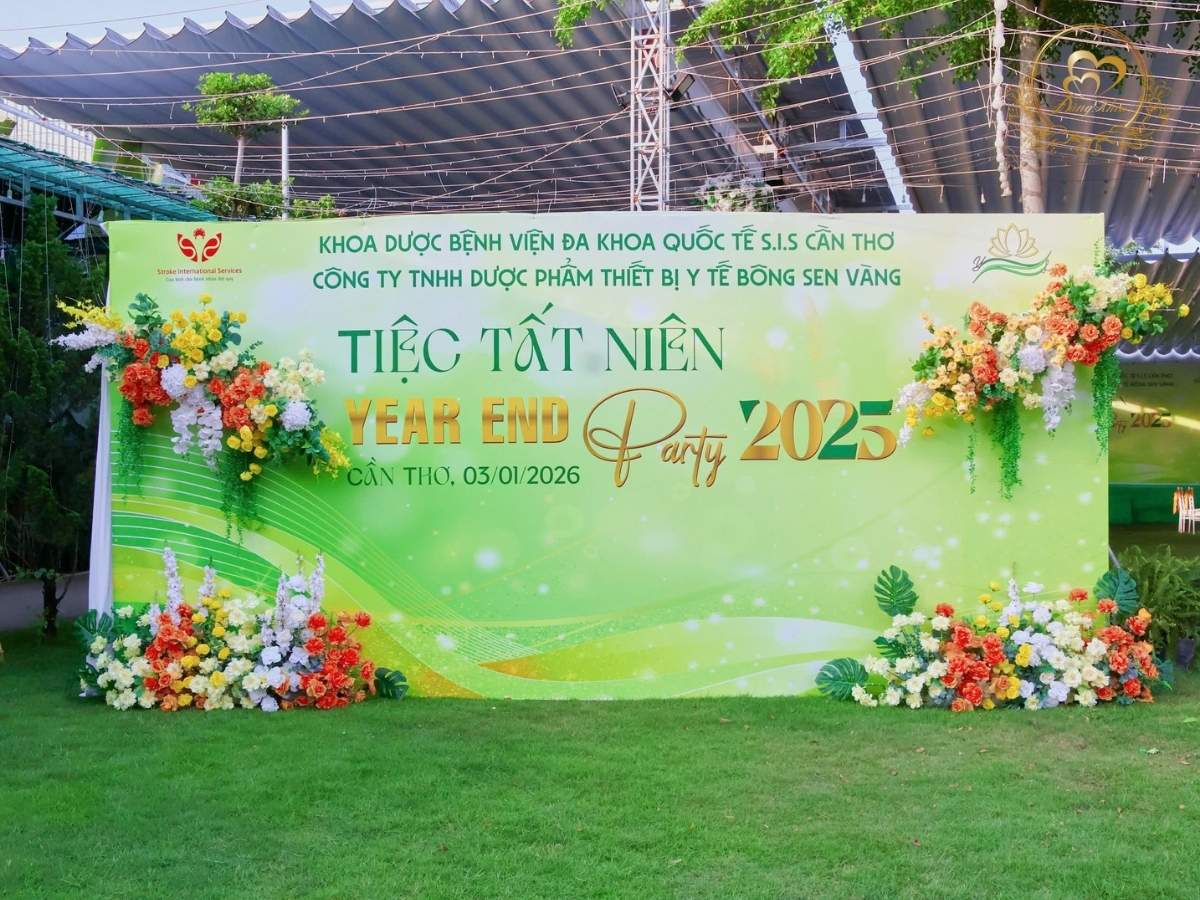 Backdrop chụp hình tiệc tất niên Khoa Dược BV SIS Cần Thơ tone xanh lá.
