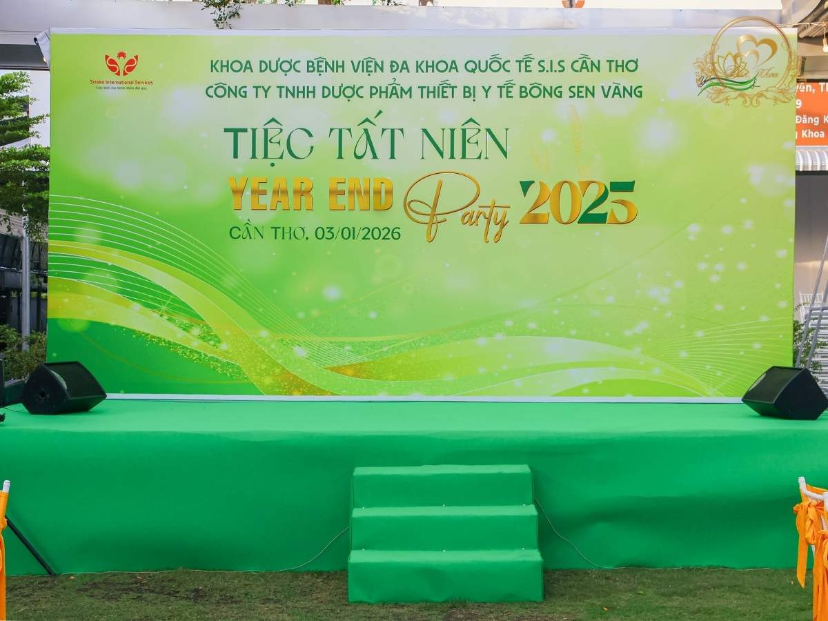 Sân khấu Year End Party 2025 hoành tráng: Màn backdrop Hiflex sàn xanh.