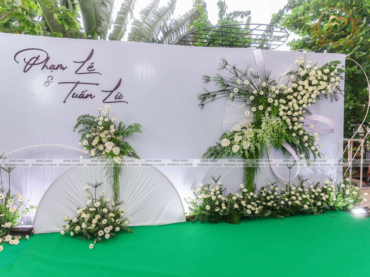 cuoi-hoi-dang-khoa-backdrop-thiet-ke-phong-cach-co-dien
