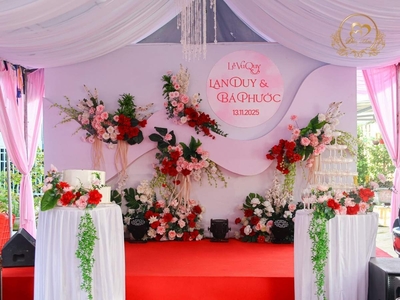 Sân Khấu Cưới Hoa Tươi & Hoa Lụa