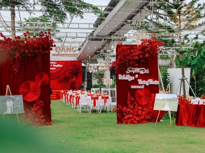 Tiệc Save The Date Ngoài Trời Tone Đỏ Nhung