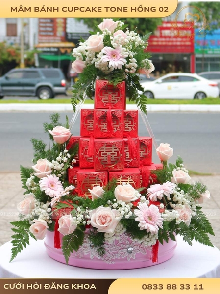 Mâm bánh cupcake & hoa tươi tone hồng 02