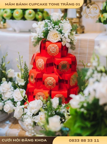 Mâm bánh cupcake & hoa tươi tone trắng 01