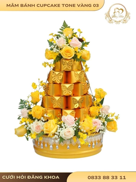 Mâm bánh cupcake & hoa tươi tone vàng 03