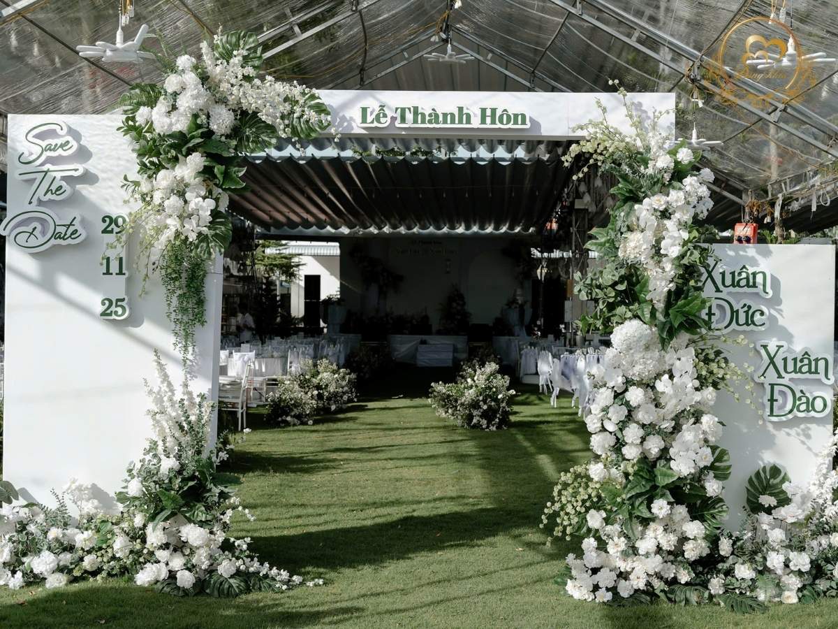 Cổng hoa cưới thiết kế hiện đại tone trắng xanh.