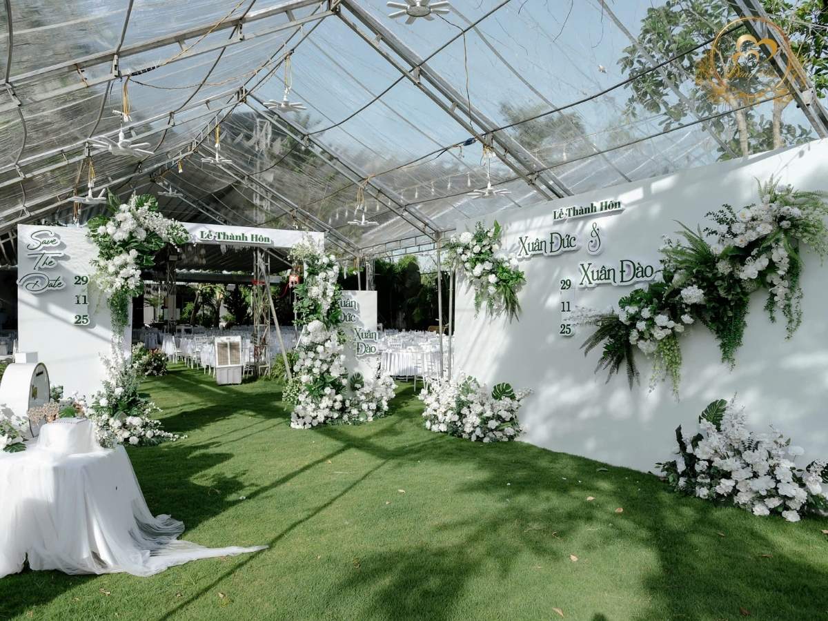 Toàn cảnh rạp cưới Luxury trần trong suốt kết hợp đèn chùm pha lê. 