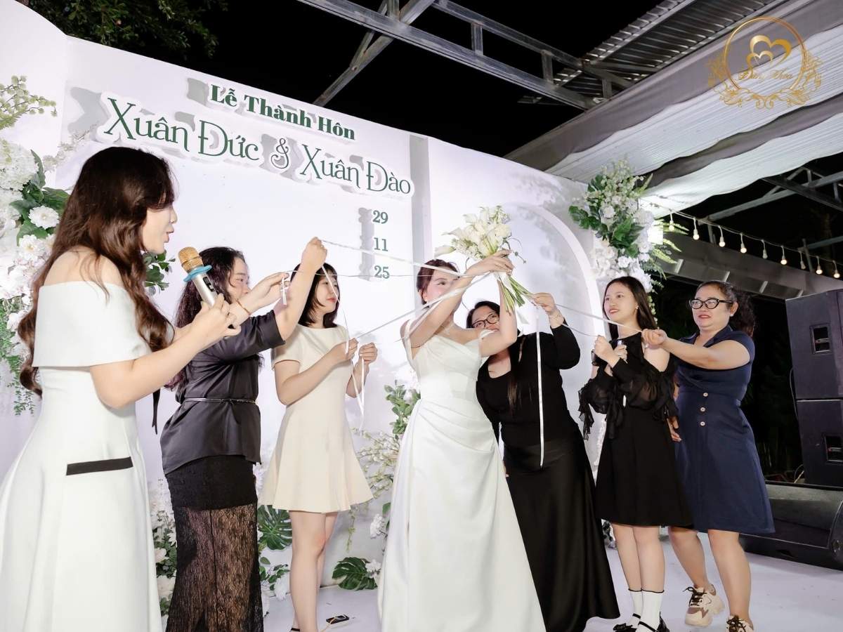 Hoạt động tung hoa cưới vui nhộn trong Lễ Thành Hôn.