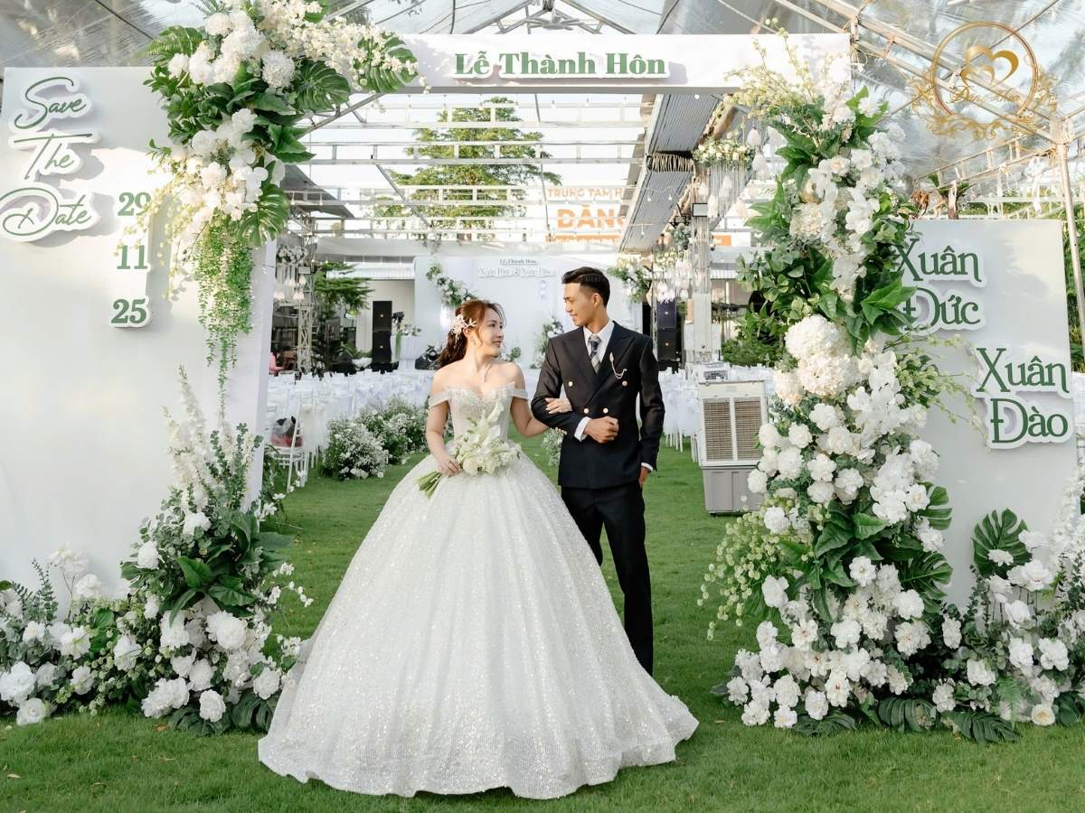 Cô dâu Xuân Đào diện váy cưới công chúa lộng lẫy bên chú rể Xuân Đức.