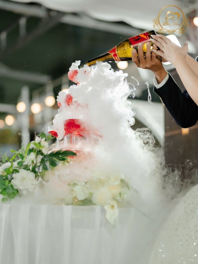 Nghi thức rót rượu vang ấn tượng với hiệu ứng khói mờ ảo.