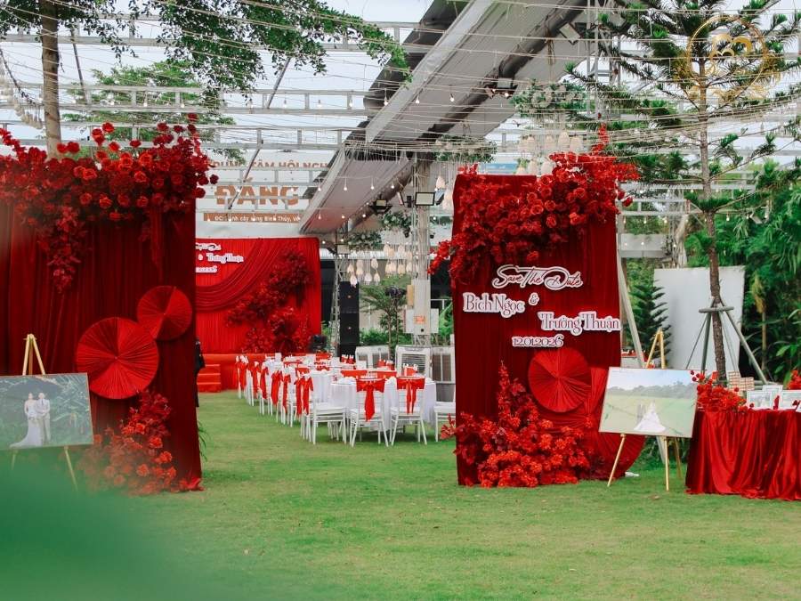 Cổng chào và backdrop tiệc cưới thiết kế vách đựng tone đỏ & quạt giấy nghệ thuật.