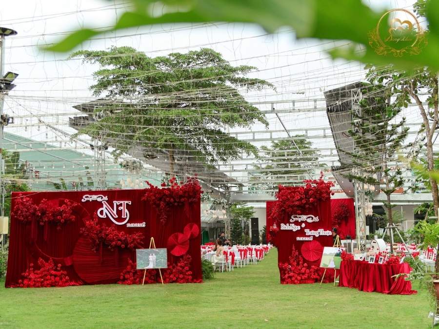 Không gian tiệc cưới ngoài trời Outdoor Wedding tại Cần Thơ: Rạp không gian và thảm cỏ xanh
