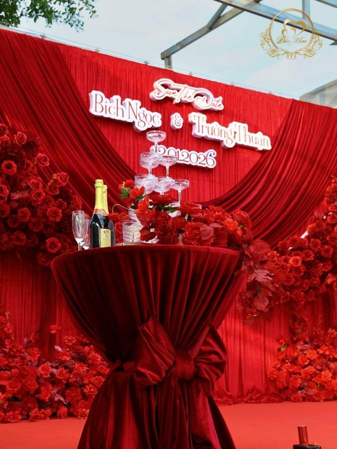 Tháp ly Champagne đám cưới trang trí hoa hồng đỏ - rượu vang sâm panh.