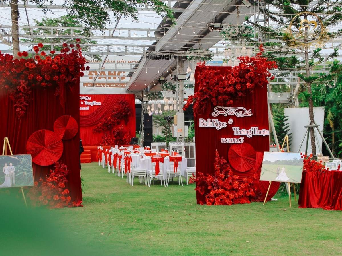 Cổng hoa cưới ngoài trời tone đỏ rượu & quạt giấy.