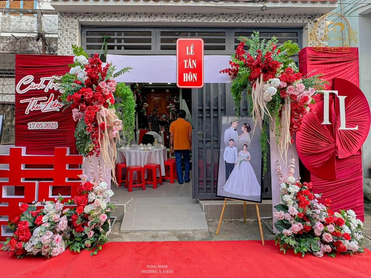 Mẫu cổng hoa cưới tone đỏ 02
