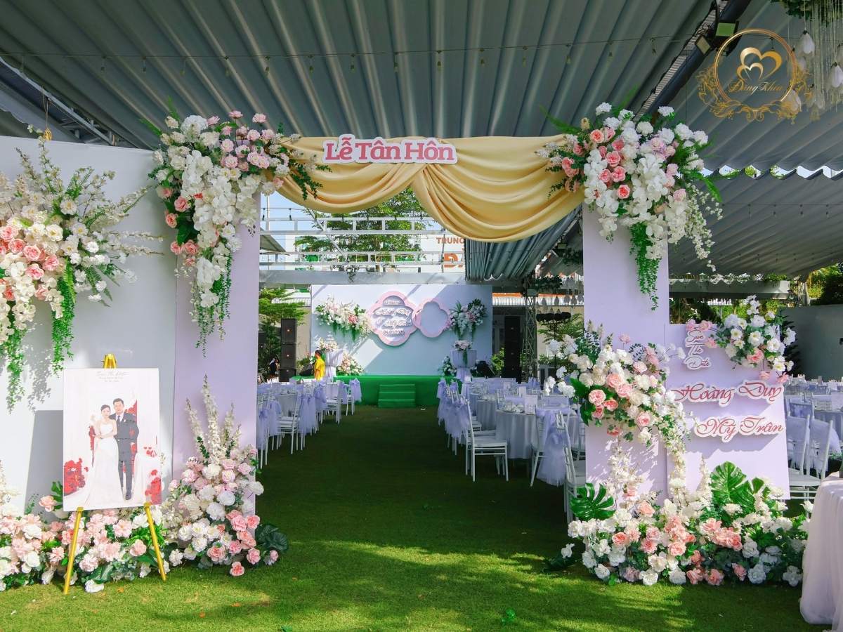 Cổng hoa Lễ Tân Hôn tone hồng pastel & rèm vàng đồng.