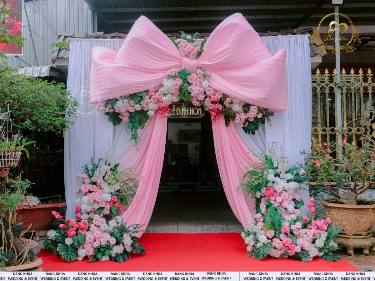 Mẫu cổng hoa cưới tone hồng pastel 02