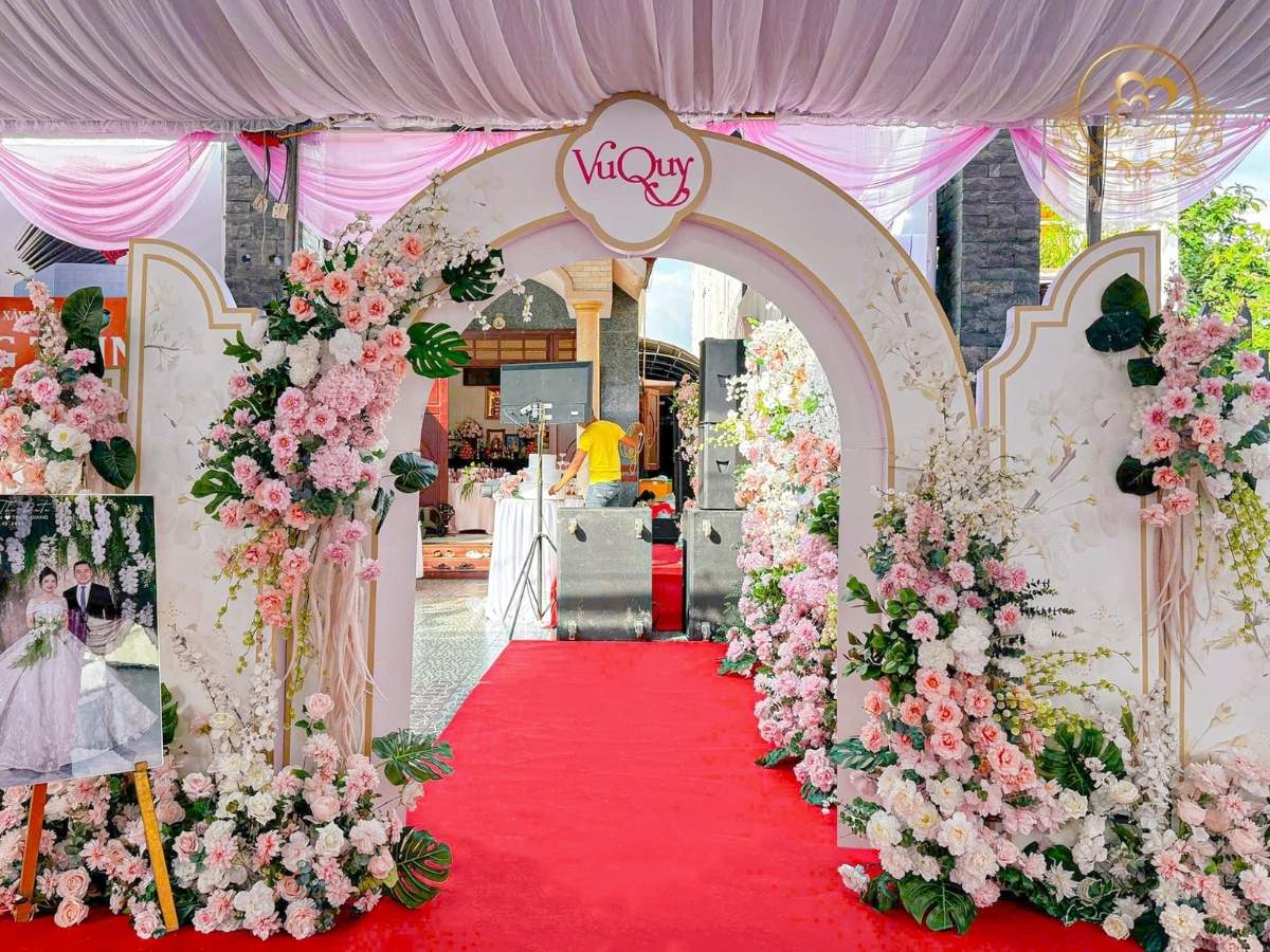 Mẫu cổng hoa cưới tone hồng pastel 03