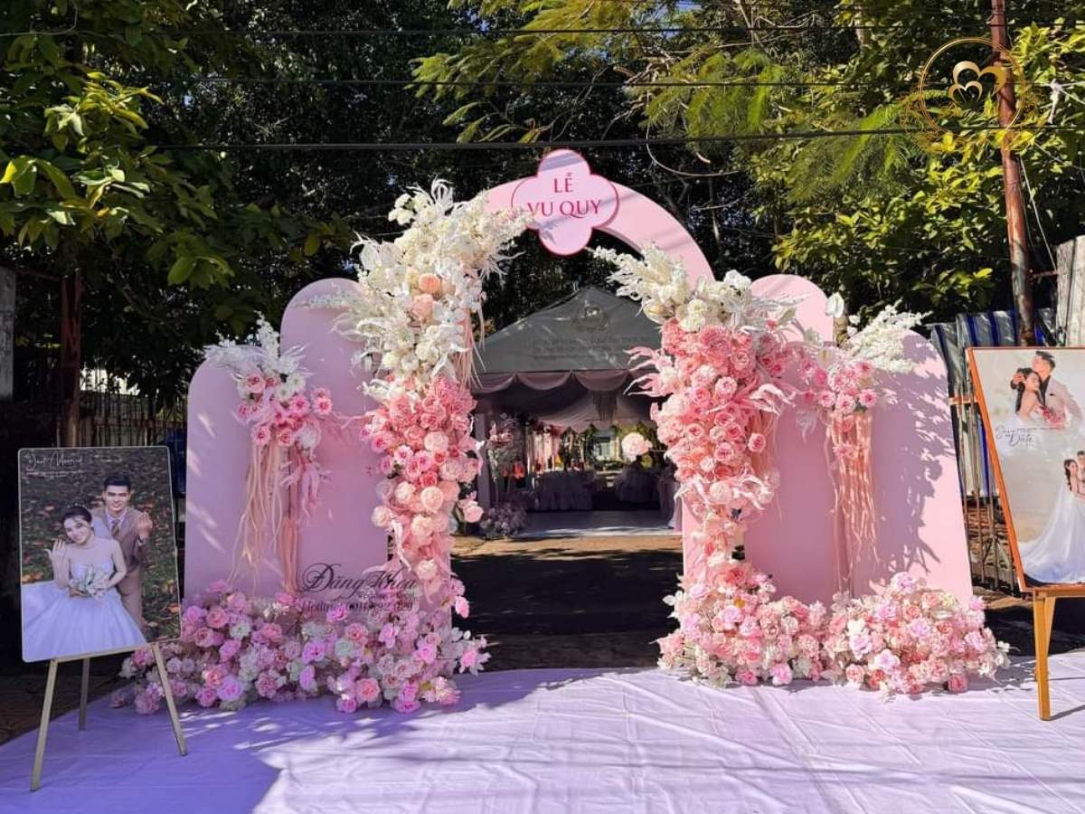 Mẫu cổng hoa cưới tone hồng pastel 04
