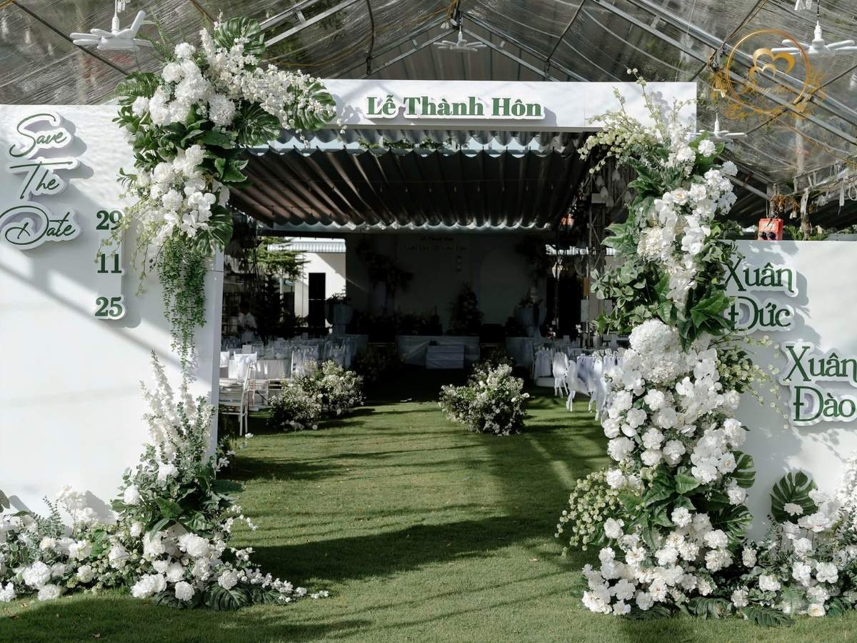 Cổng hoa cưới tone trắng xanh phong cách Garden