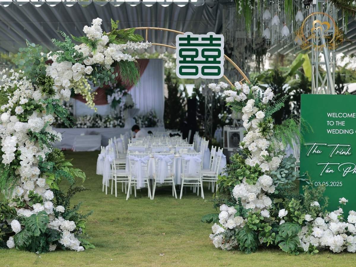 Top 50 mẫu cổng hoa cưới tone trắng xanh 03