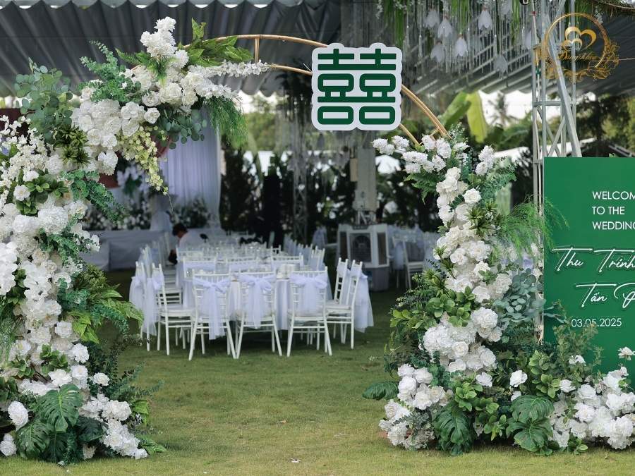 Cổng hoa cưới thiết kế vòm tròn kết hợp bảng welcome tone xanh lá.